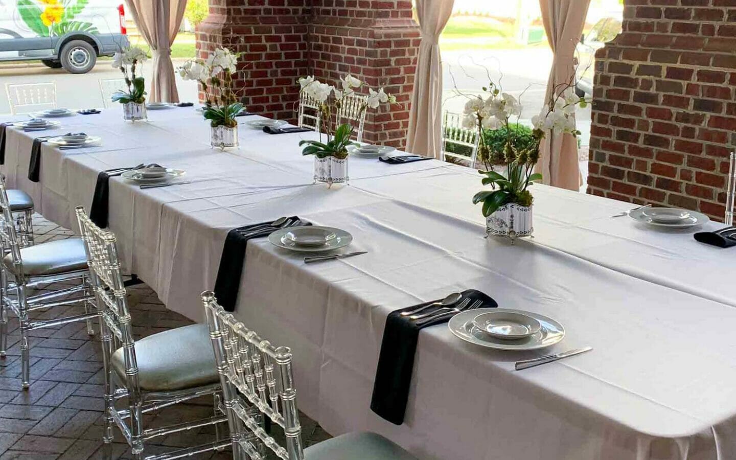outdoor meeting table setup for dinner